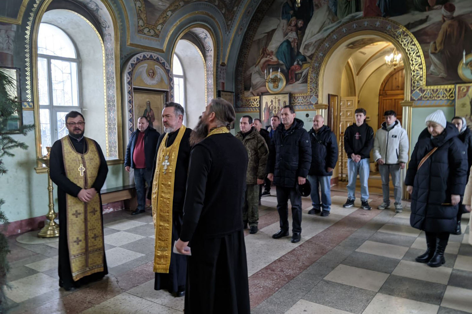 почтили память